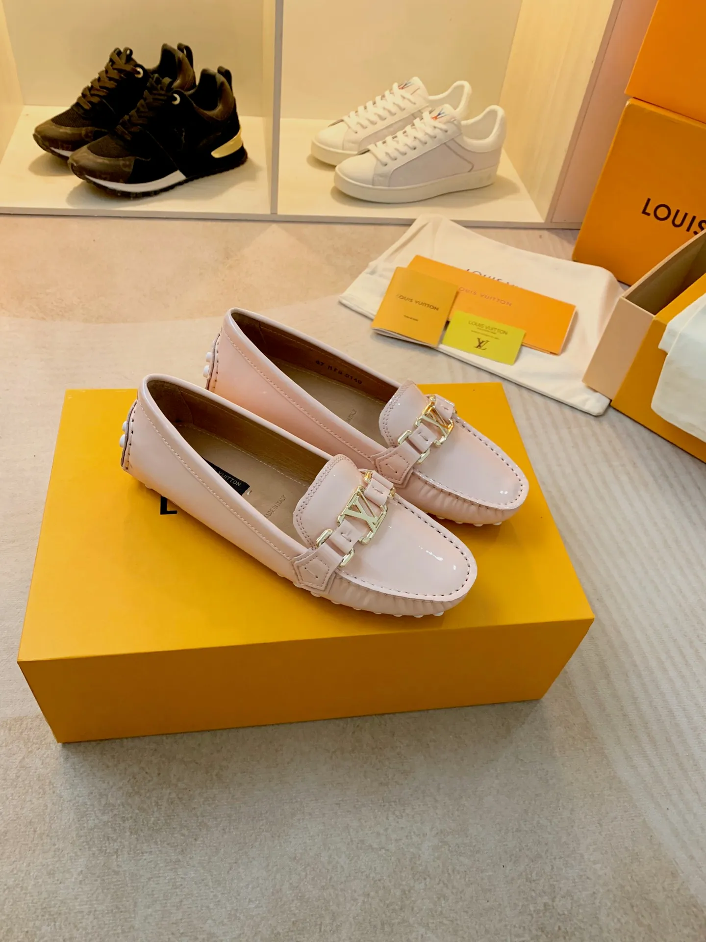 p460💰Couple model❤️🇫🇷 𝙇𝙤𝙪𝙞𝙨 𝙑𝙪𝙞𝙩𝙩𝙤𝙣 🇫🇷Louis Vuitton 2023 Classic𝓛𝓿 𝓣𝓻𝓪𝓲𝓷𝓮𝓻 Sports Series ➪➪➪¯ [Arizona Doudou Shoes Series] ▪️▪️▪️Arizona slip-on shoes are made of Monogram Eclipse canvas. Its hand-painted and dyed edges and hand-sewn uppers fully demonstrate Louis Vuitton's traditional shoemaking craftsmanship. This slip-on shoe is very lightweight. The integrated tongue and upper make it particularly comfortable and flexible. The soft outsole is equipped with rubber padding. Decorated with matching sash. Detailed features: ☑️Monogram Eclipse canvas ☑️Black Eclipse pattern ☑️Hand-painted shoe edges ☑️Hand-sewn uppers (each pair takes time to process) ☑️Integrated tongue and upper construction ☑️Outsole equipped with rubber lining ☑️size: 35_46